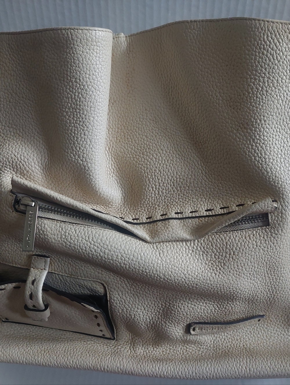 BCBG Maxazria Leather Handbag Oversized Bag Tan Silvertone Hardware - Picture 4 of 7